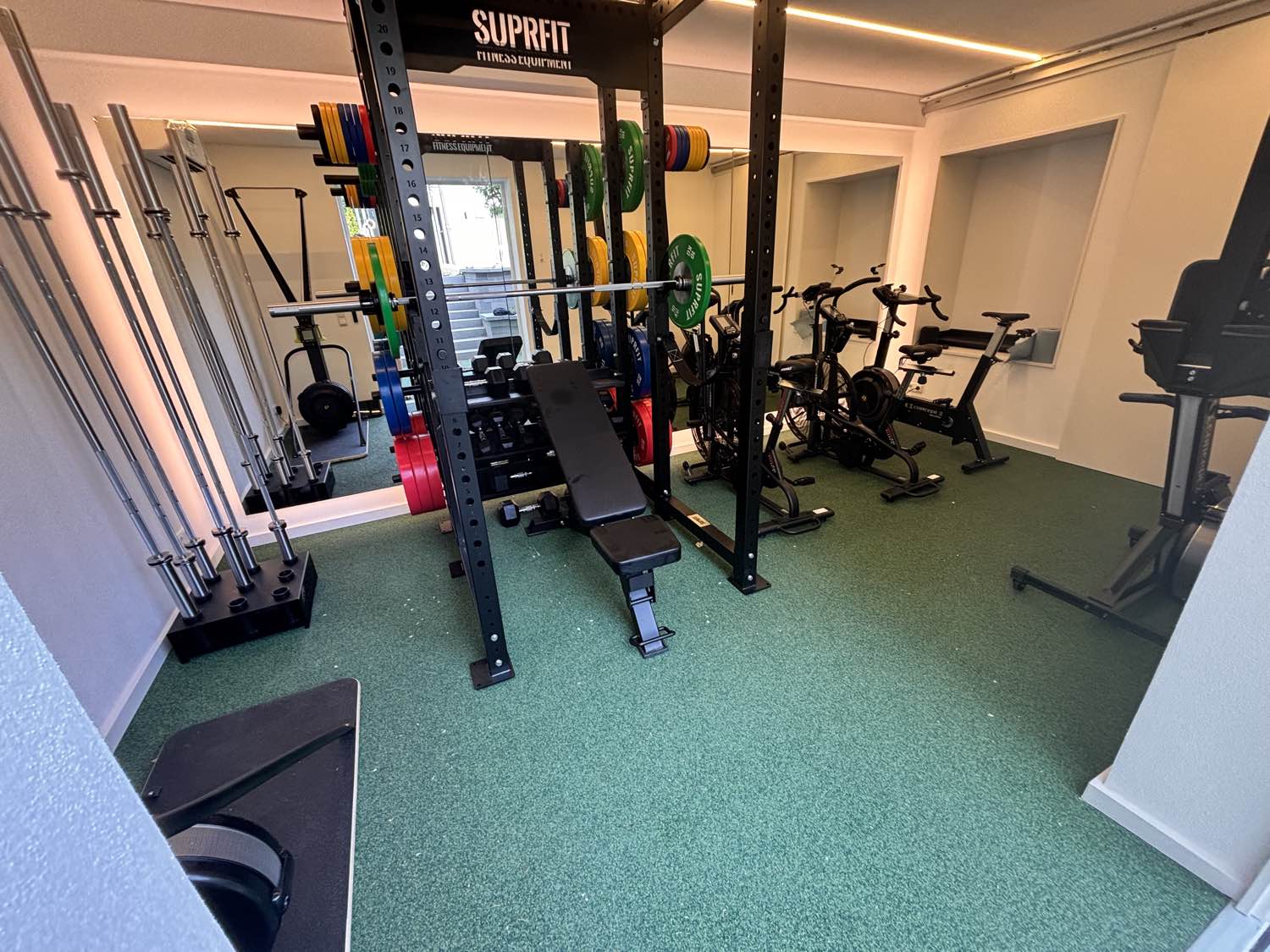 Indoor-Sportbereich mit Power Rack und Hanteln