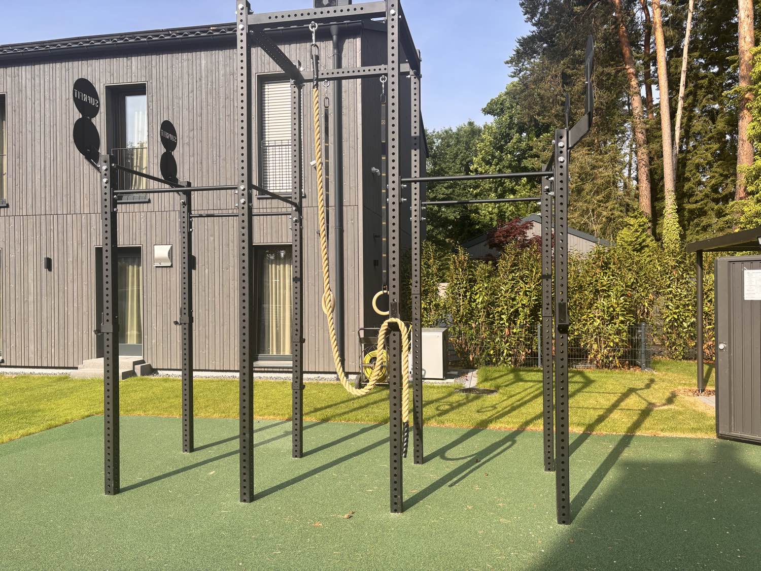 Outdoor-Rig mit Klimmzugstangen, Ringen und Kletterseil