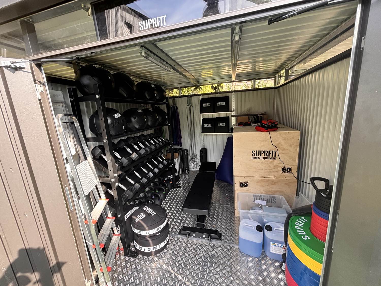 Equipment-Lager mit B&auml;llen, Kettlebells und Boxen